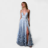 Hellblaues Maxi-Kleid mit Spaghettiträgern, V-Ausschnitt und langem Rüschenrock