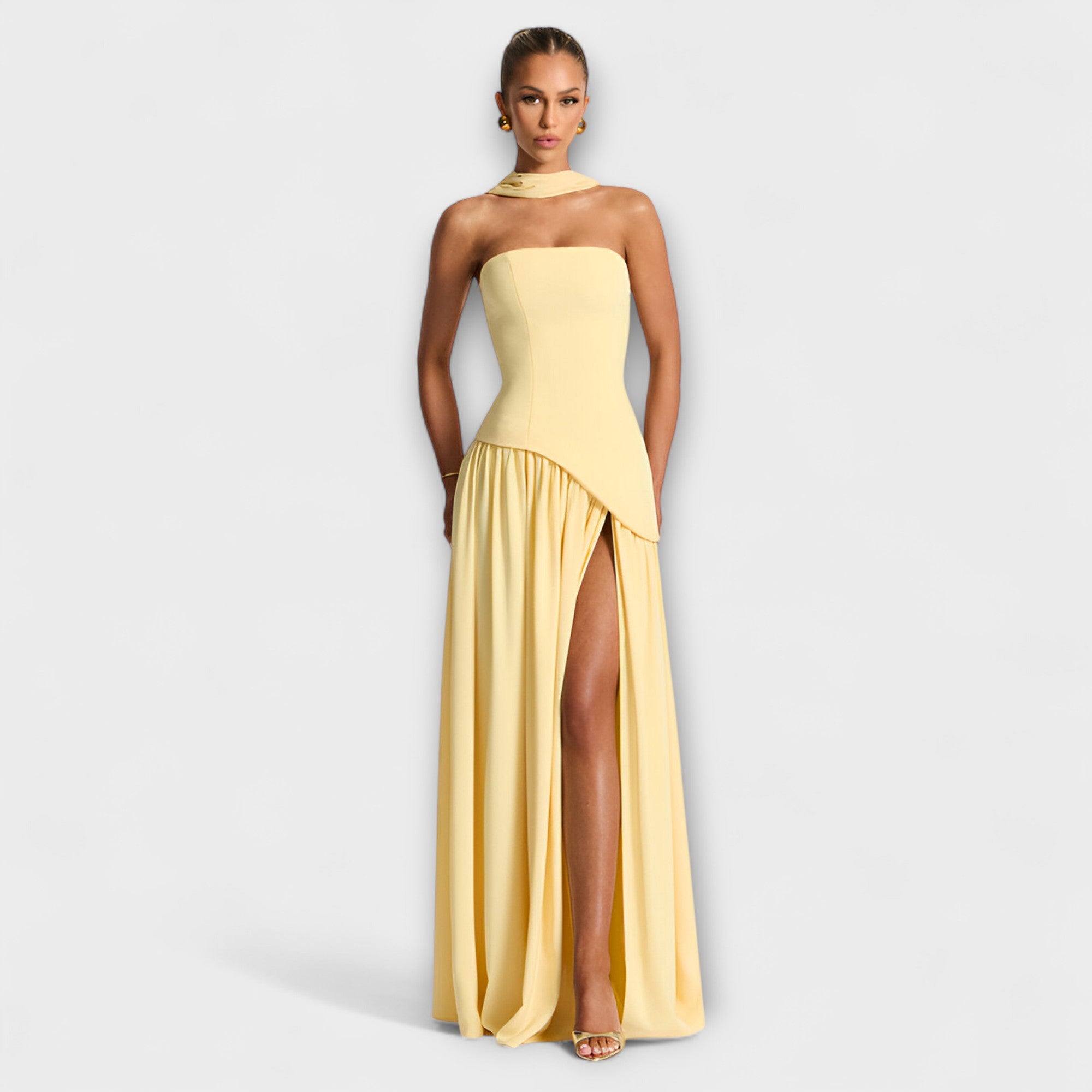 Gelbes Bandeau-Maxikleid mit schrägem Saum und tiefem Beinschlitz