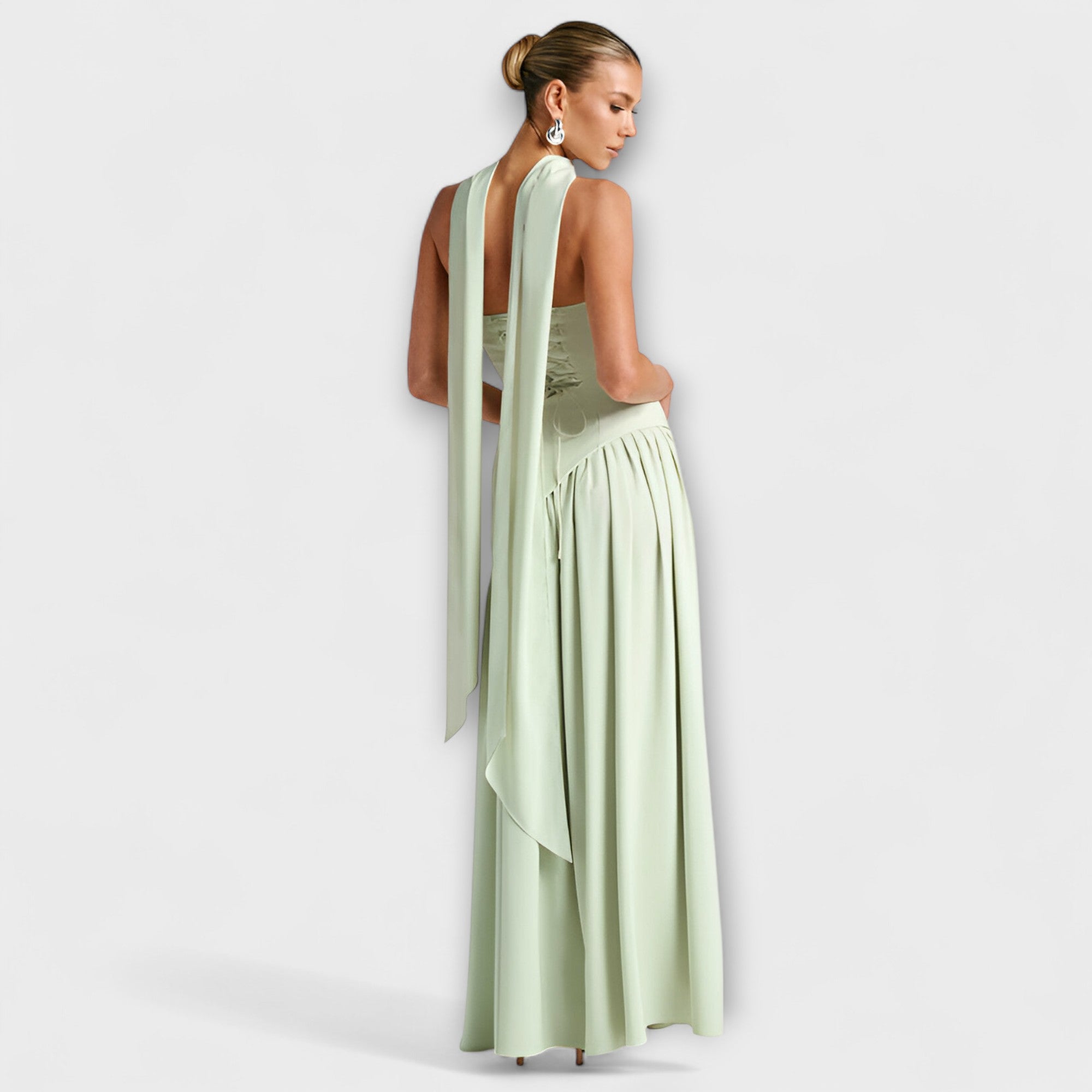 Mintfarbenes Maxikleid mit gerafftem Rückenteil und plissiertem, langem Rock