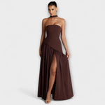 Braunes Bandeau-Maxikleid mit schrägem Drapierungsstreifen und Raffung am Rock