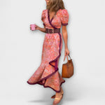 Rosa Maxi-Kleid mit kurzen Puffärmeln, Wickel-V-Ausschnitt und dunklem Gürtel