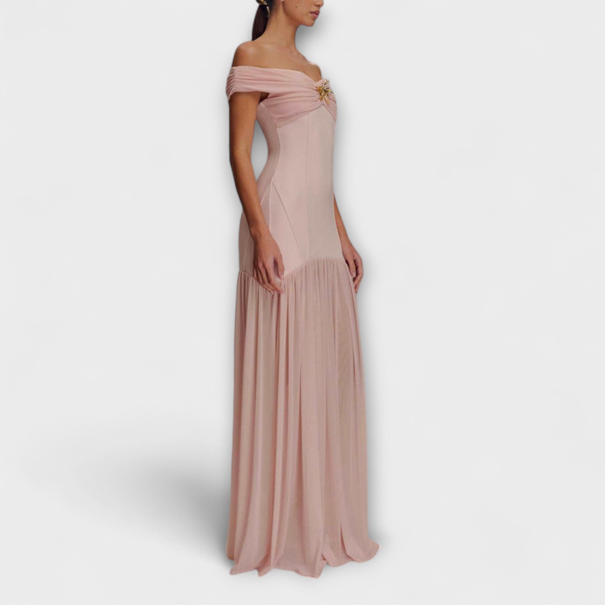 Maelie trägerloses Maxikleid rosé, seitlicher Blick, floraler Ausschnitt und schwebender Rock