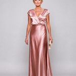 Roségoldfarbenes Maxikleid mit Wickeloberteil und kurzen Ärmeln, V-Ausschnitt