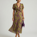 Midi-Kleid mit Wickeloptik, V-Ausschnitt, Puffärmeln und lila Blüten auf Olivgrün