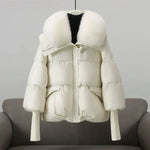 Winterjacke mit Kunstfellkragen, weiße Steppjacke mit Frontreißverschluss und Brusttaschen.