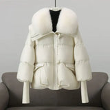 Winterjacke mit Kunstfellkragen, weiße Steppjacke mit Frontreißverschluss und Brusttaschen.