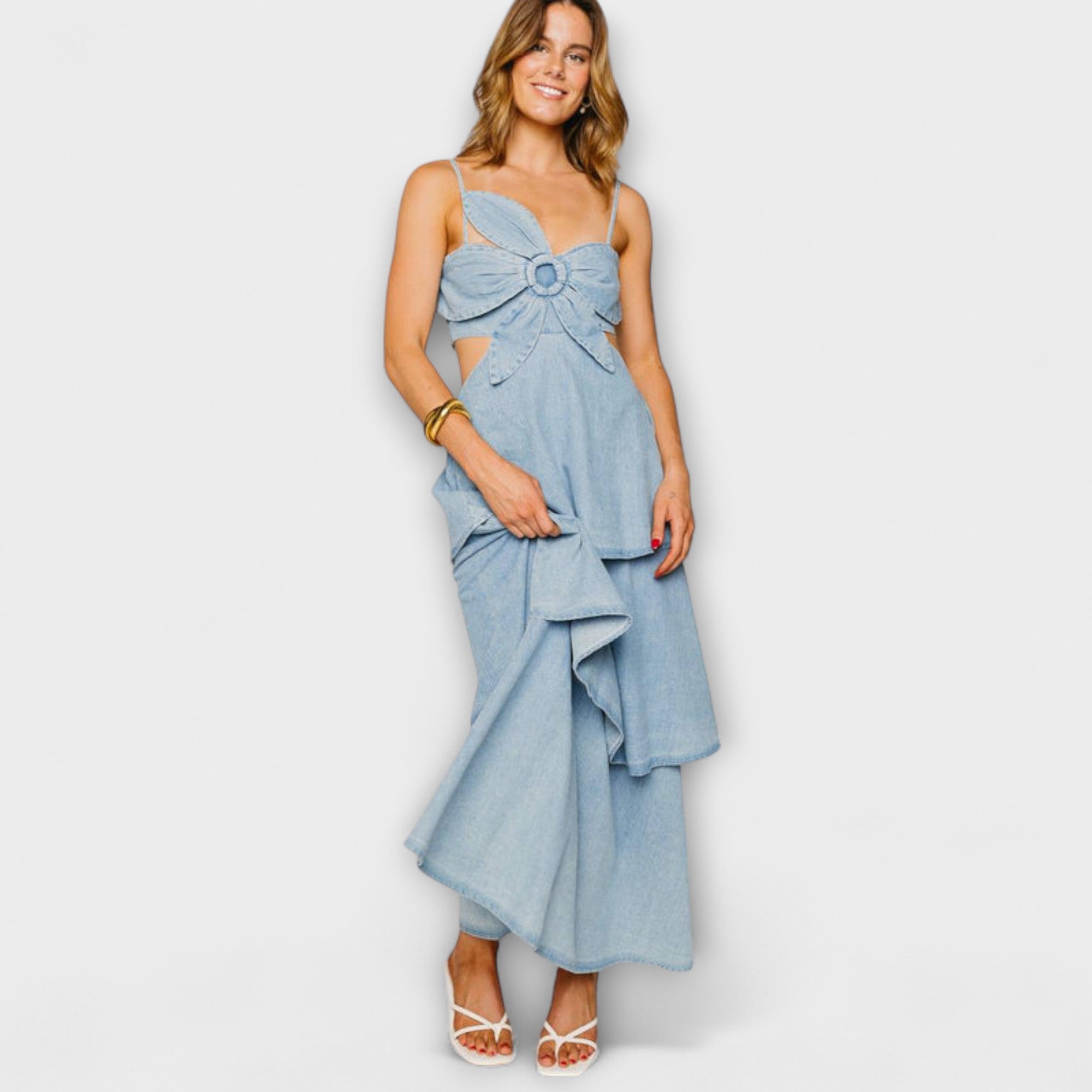 Jeans-Maxikleid in Hellblau mit Spaghettiträgern, großem Zierknoten an der Brust