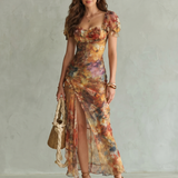 Mehrfarbiges Midi-Kleid mit Rüschenärmeln, Raffung am Oberteil und Schlitz am Bein
