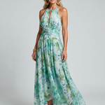 Halter-Midikleid mit grünem Blumenmuster, geraffter Taille und weitem Faltenrock