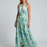 Halter-Midikleid mit grünem Blumenmuster, geraffter Taille und weitem Faltenrock