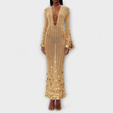 Goldfarbenes Strick-Maxikleid mit langen Ärmeln, V-Ausschnitt und glitzernden Punkten am Saum