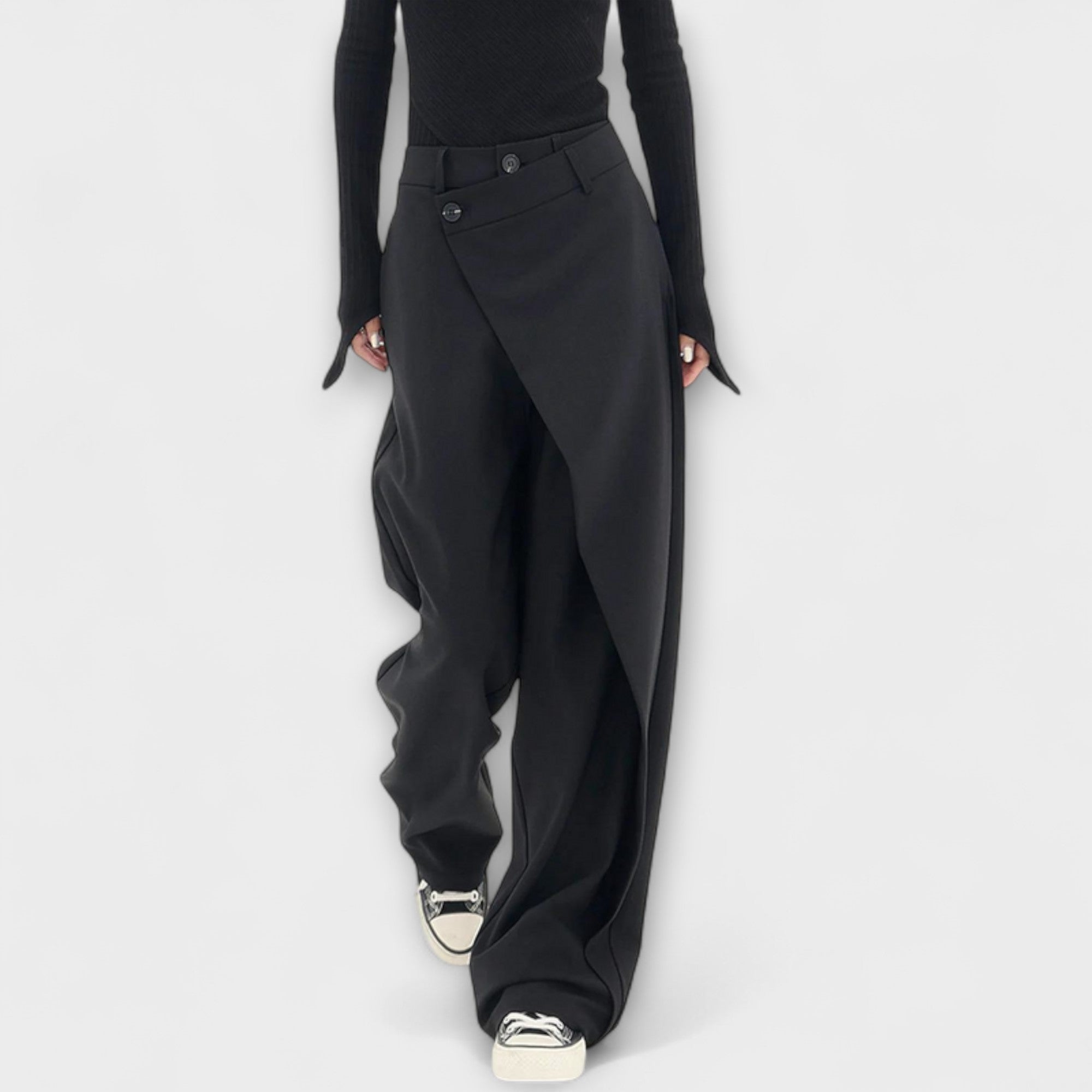 Asymmetrische Hose mit breitem Bein in Schwarz, Knopfverschluss am Bund, schräger Saum. 