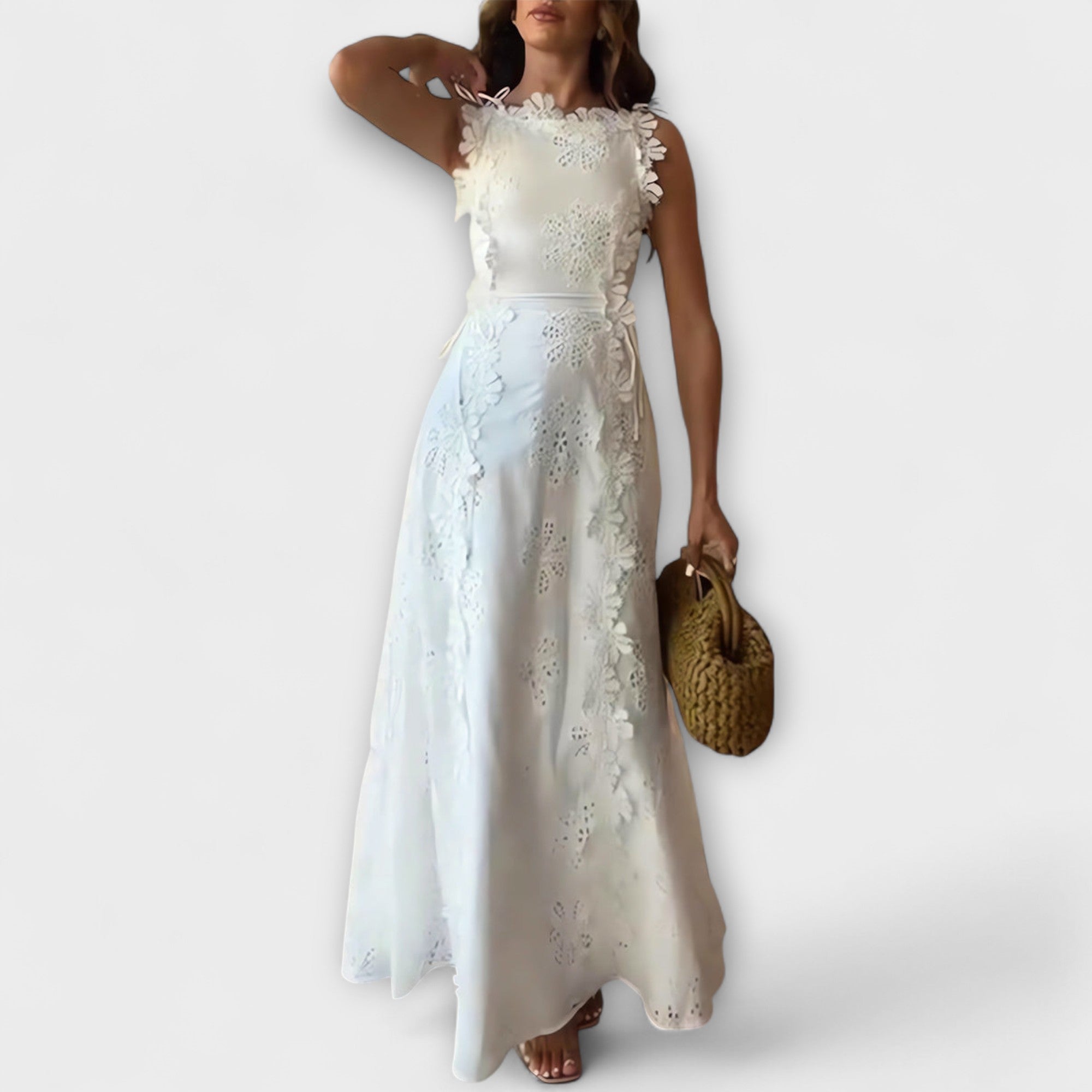 Éliora Maxikleid weiß, ärmellos, Spitzenblumenmuster und Bindegürtel