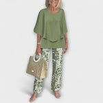 Set aus grüner Bluse und Hose mit grün-weißem Blättermuster