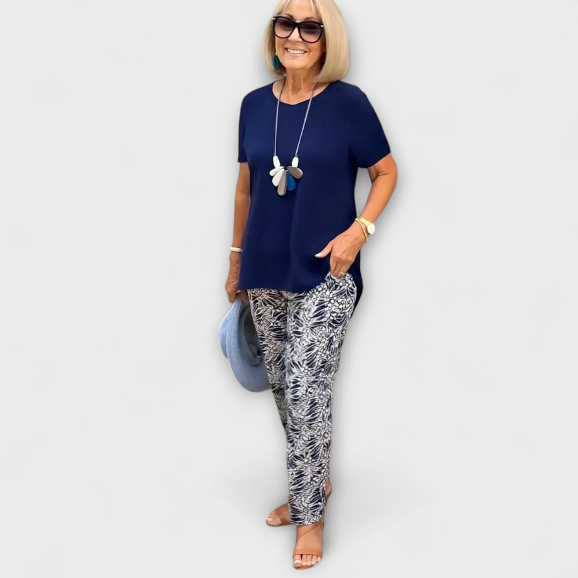 Sommer-Ensemble mit dunkelblauem Kurzarmshirt (Rundhalsausschnitt) und gemusterter Schlupfhose