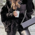 Kuschelige Winterjacke in Schwarz mit Kunstfellbesatz und wattierter Steppung