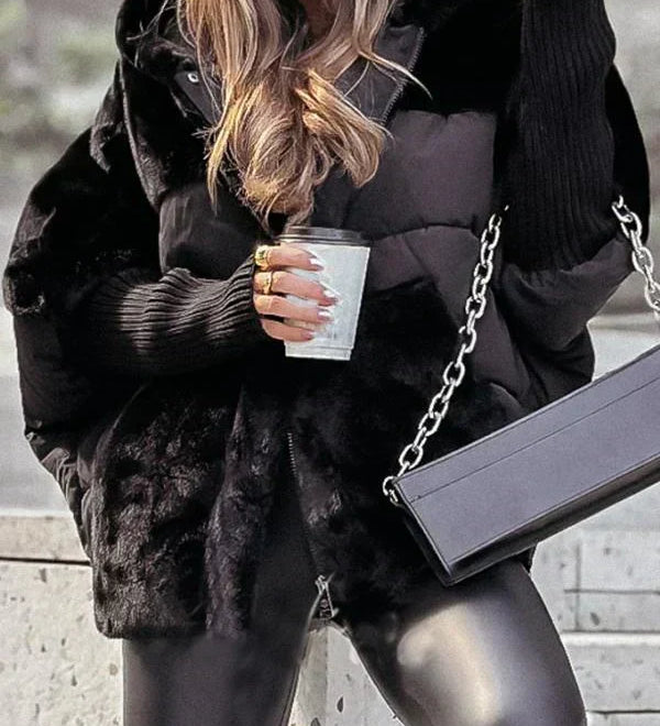 Kuschelige Winterjacke in Schwarz mit Kunstfellbesatz und wattierter Steppung