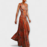 Schimmernder Mesh-Bodysuit, ärmellos, Rundhals, orange-braunes Wellenmuster, bodennahe Passform