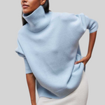 Heller Blau-Rollkragenpullover mit geripptem Kragen und kurzen Bündchen, locker geschnitten.