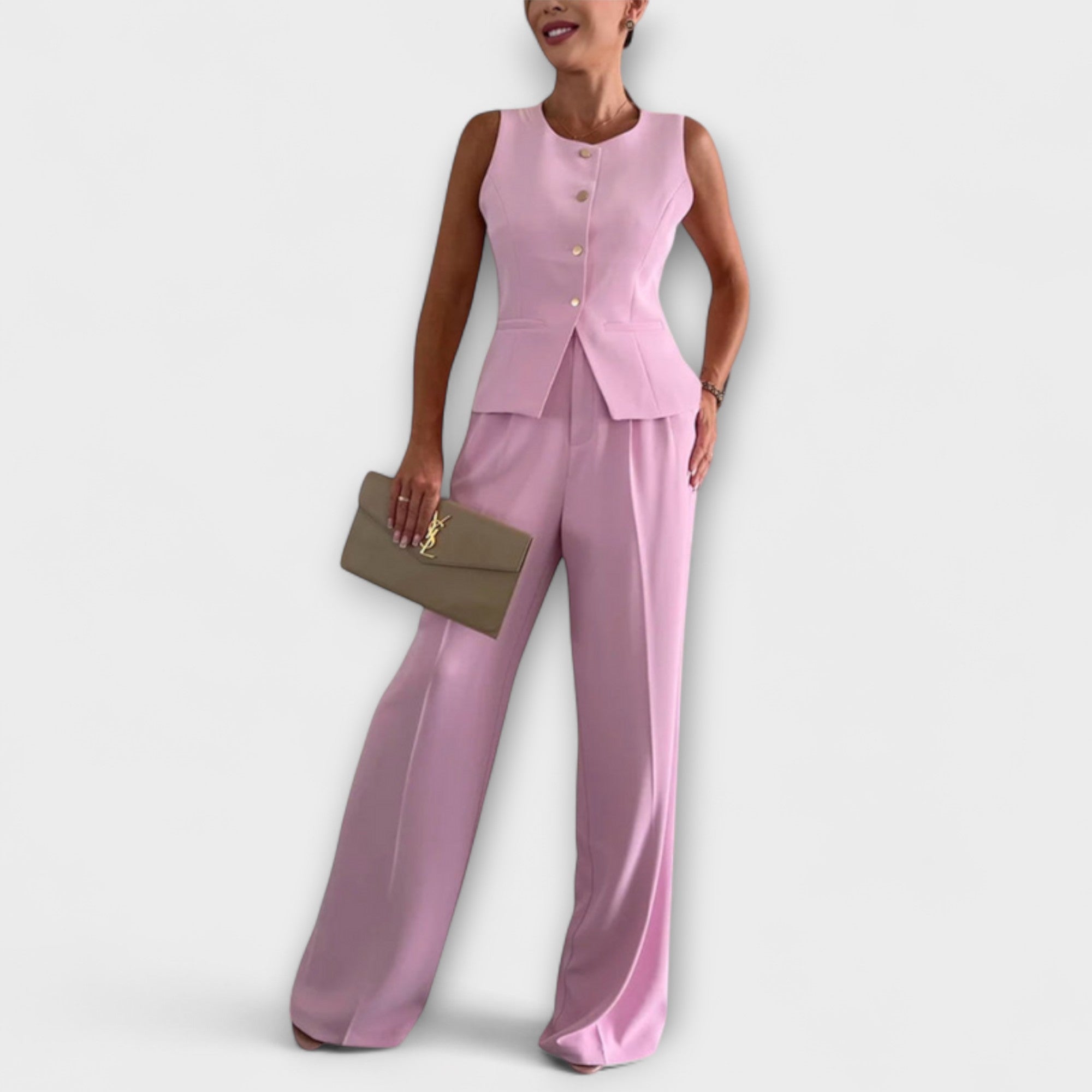 Ärmelloses Top-und-Hosen-Ensemble in Rosa mit Knopfleiste und Schößchen am Oberteil