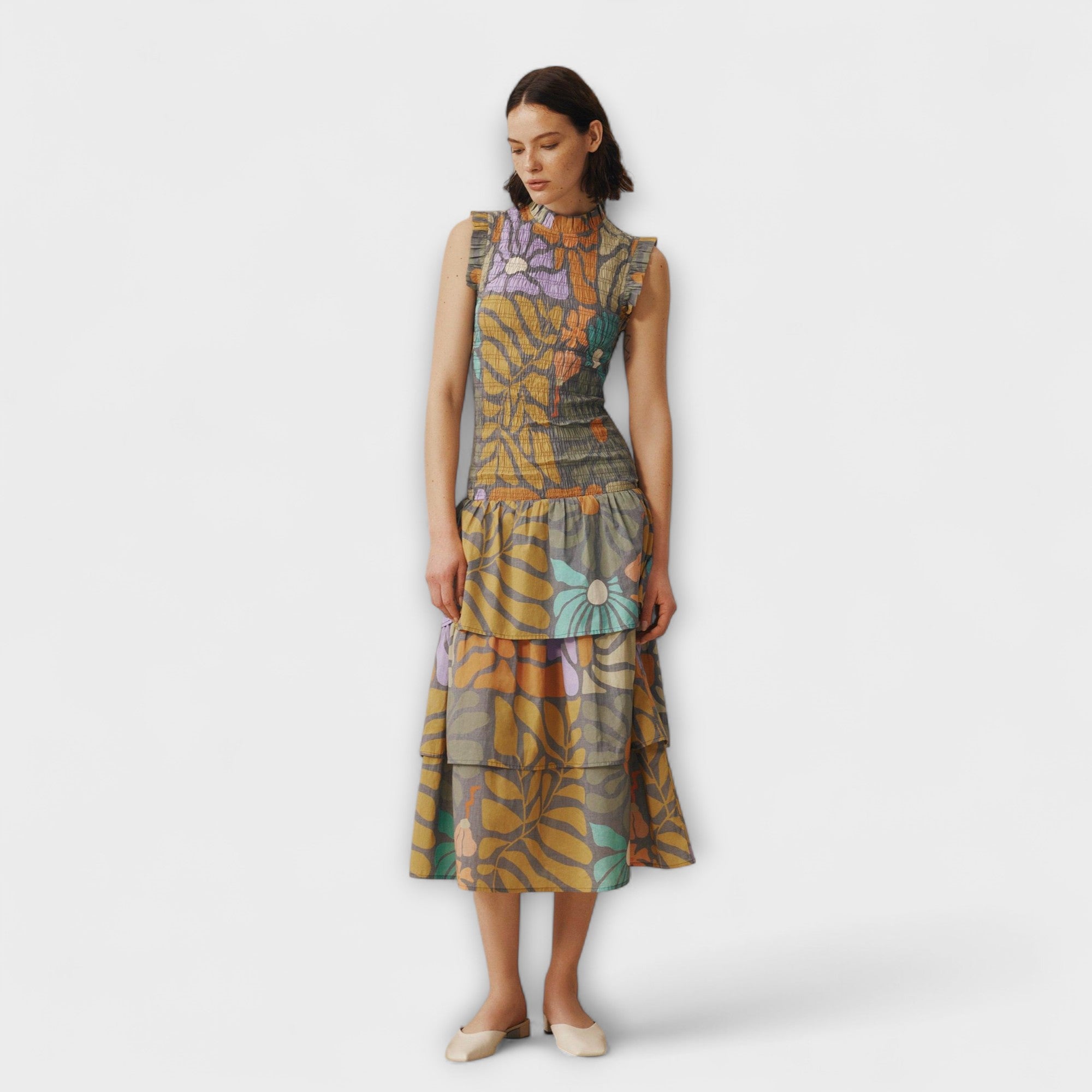 Mehrfarbiges botanisches Midikleid ohne Ärmel mit Volantrock und Rundhalsausschnitt