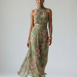Midikleid Salbeigrün mit rosa Blüten, geraffter Halterkragen und weiter Rock