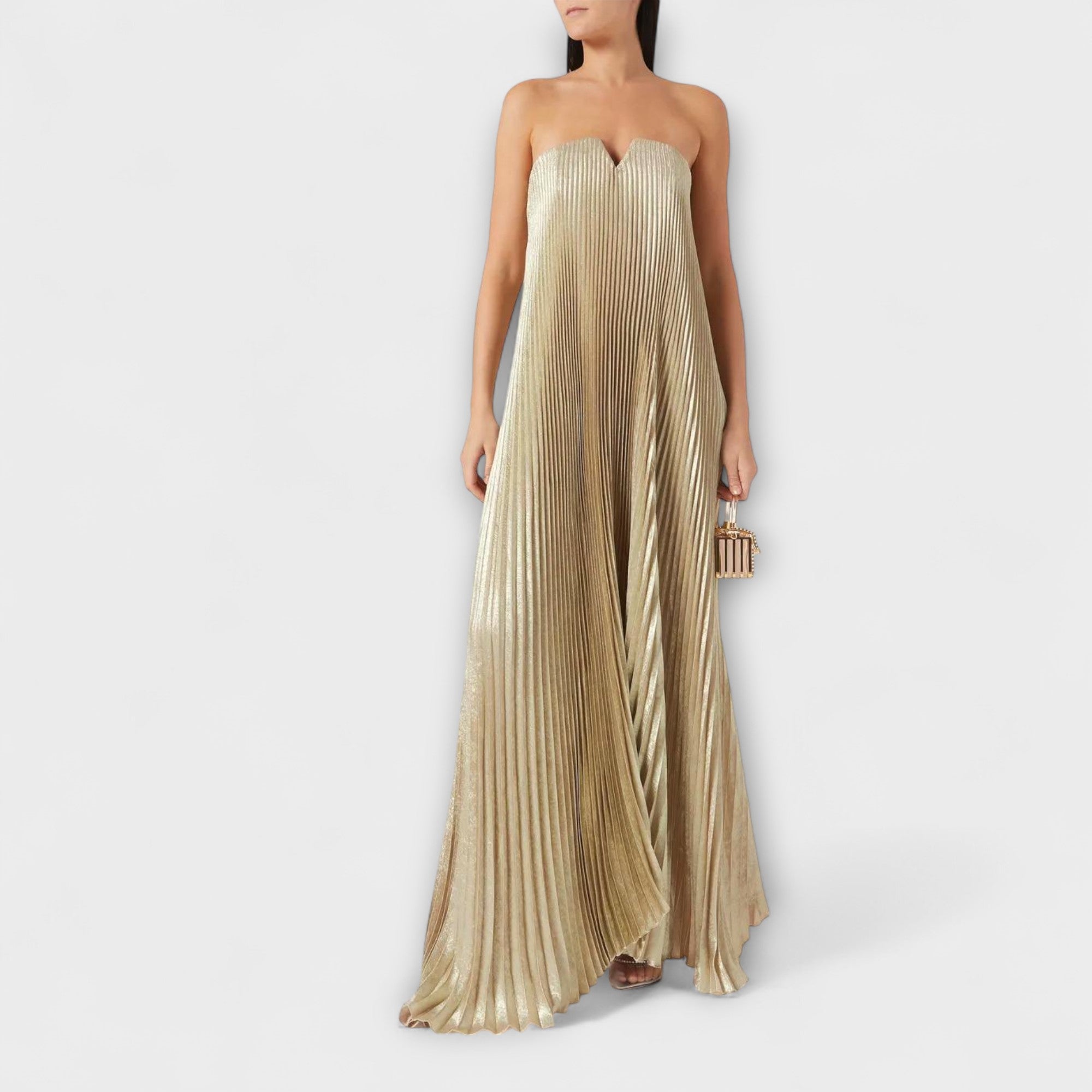 Goldfarbenes Maxikleid mit schmalen vertikalen Rippen, geraffter Bandeau-Oberseite