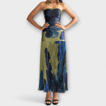 Trägerloses Midi-Kleid mit gemustertem Oberteil, dunkelblau und oliv, figurbetontes Design.