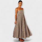 Gestreiftes Maxi-Kleid mit Bandeau-Ausschnitt, diagonales Streifenmuster und fließendem Rock