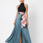 Maxikleid mit Neckholder, schwarzer Oberteilpartie und blauem Blumenrock