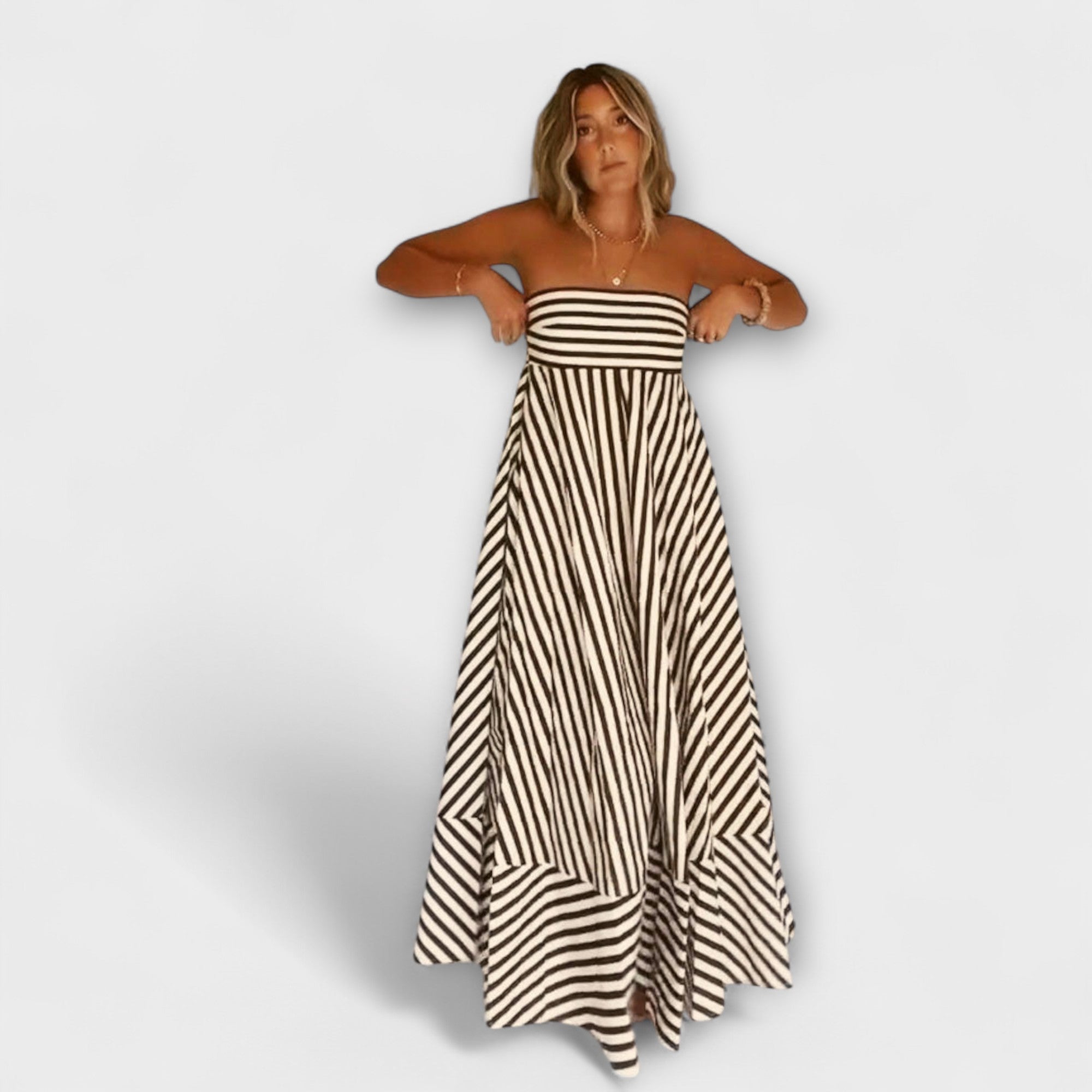 Gestreiftes Maxi-Kleid mit Bandeau-Ausschnitt und schwingendem Rock, asymmetrischer Saum