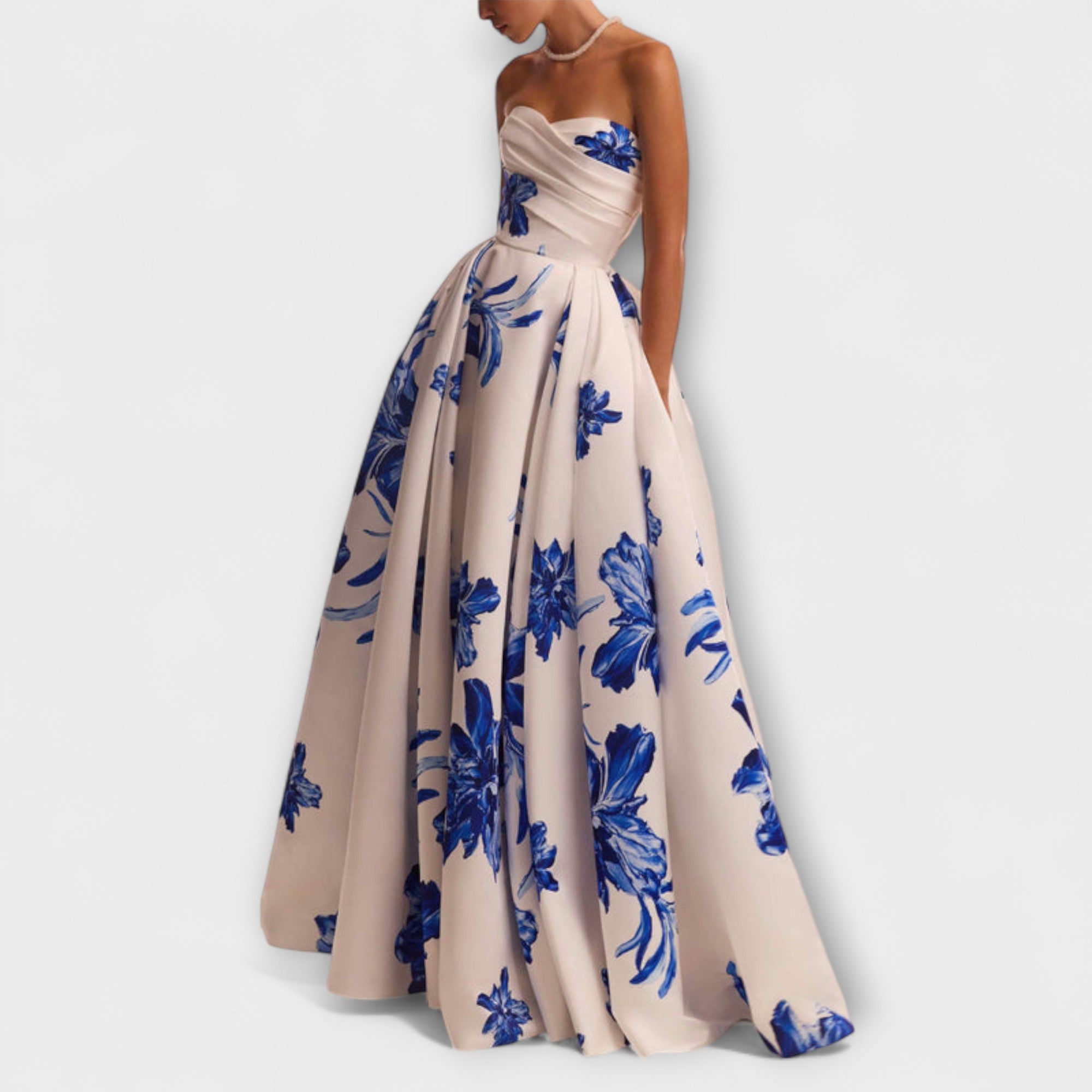 Schulterfreies Maxikleid: beiger Rock mit großen blauen Blüten, gerafft