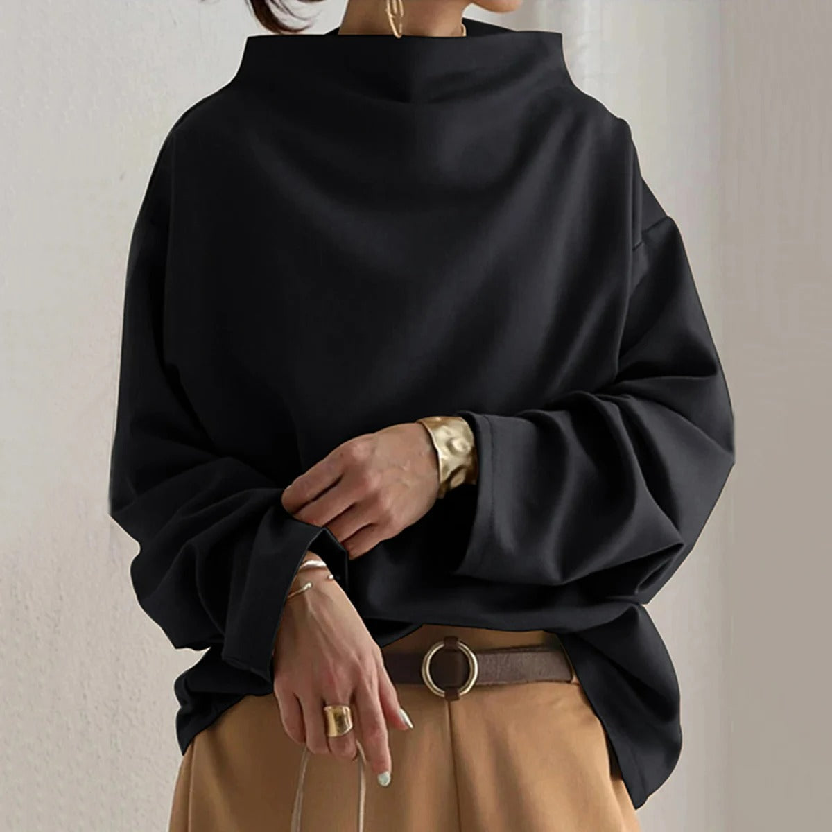 Schwarzer Pullover mit Rollkragen und tiefem Schulterbereich, weite Ärmel