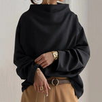 Schwarzer Pullover mit Rollkragen und tiefem Schulterbereich, weite Ärmel