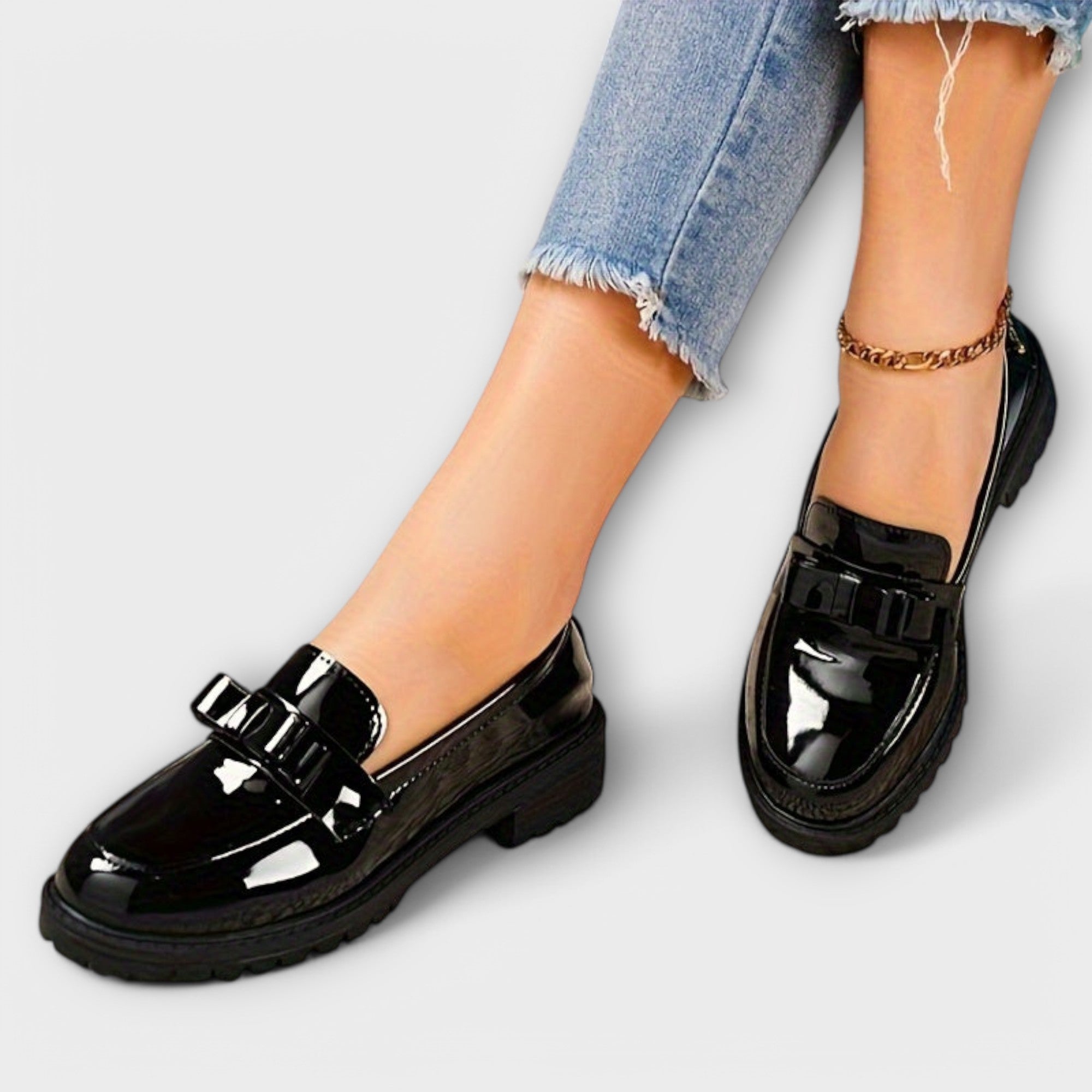Schwarzer Lack- Loafer mit Zierschnalle und dicker Blocksohle