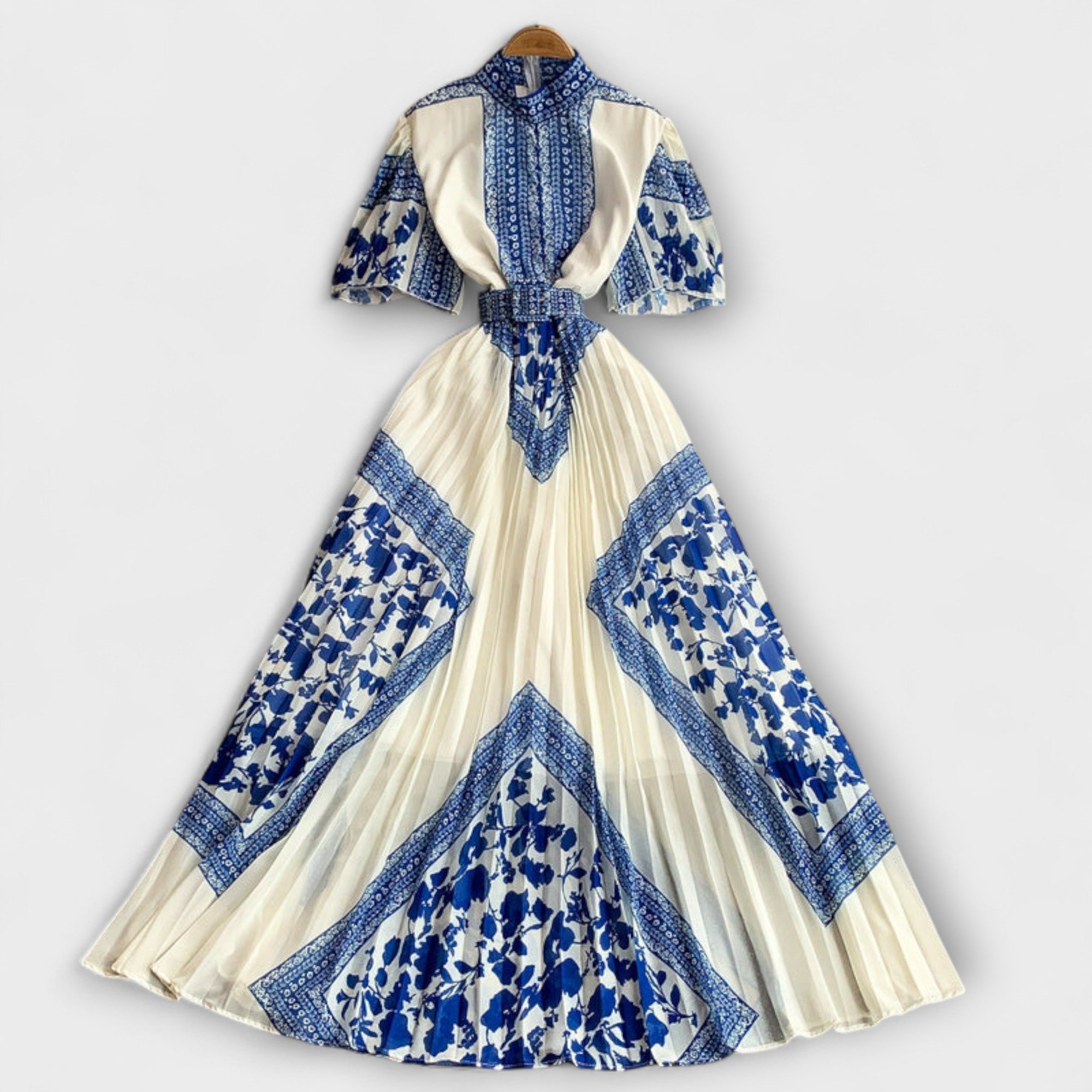 Delilah Vintage-inspiriertes Kleid, cremefarben mit blauem Block- und Paisleymuster
