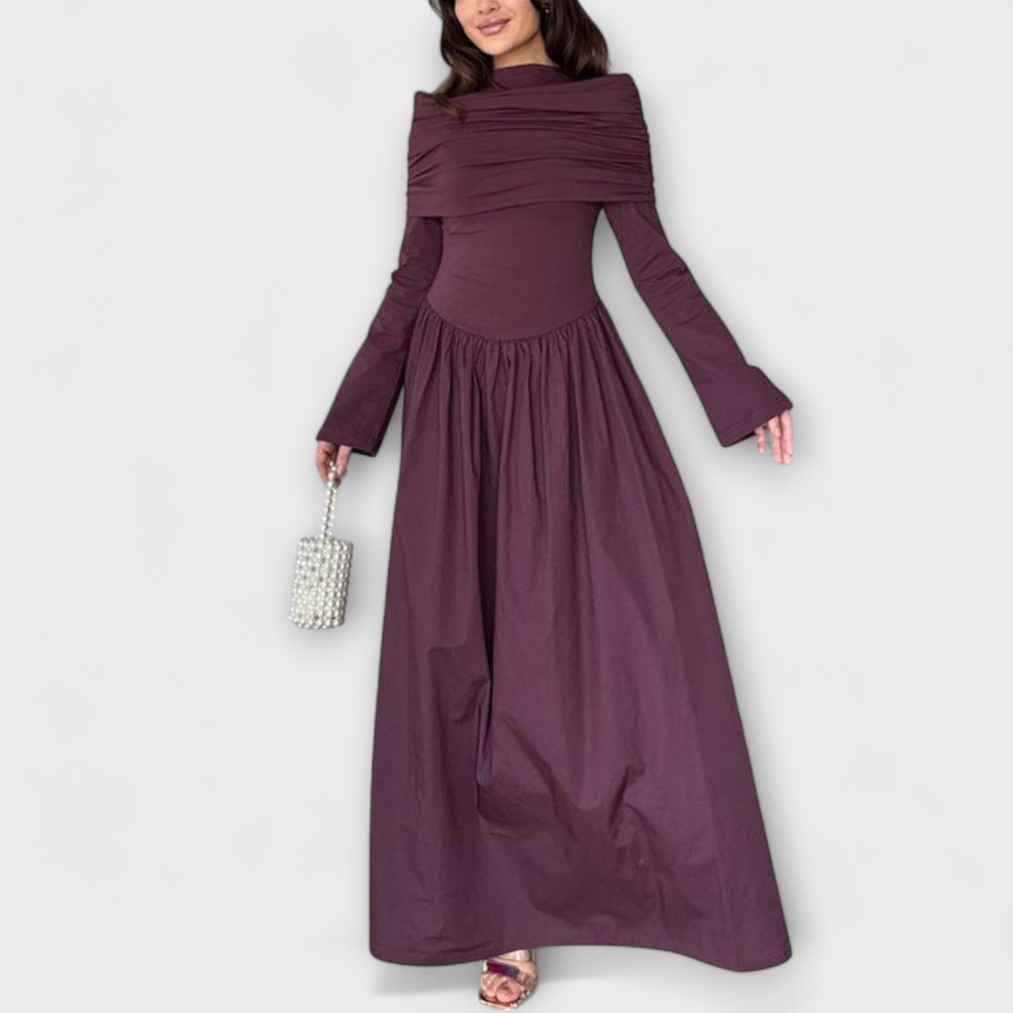 Weinrotes Plissee-Kleid mit drapiertem Ausschnitt, langen Ärmeln und weitem Rock