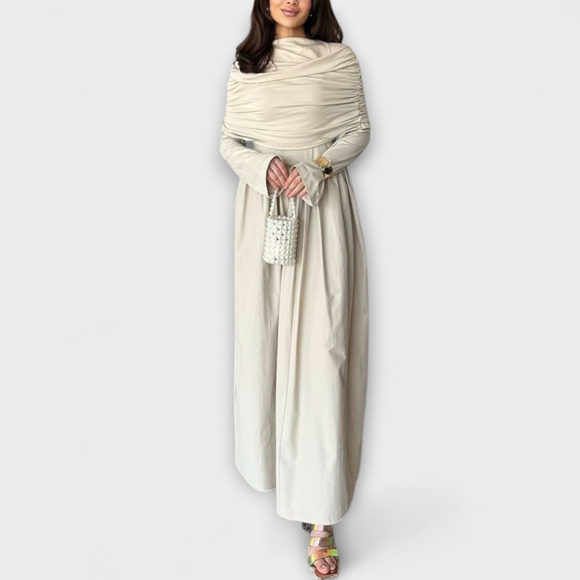 Weißes Plissee-Kleid mit drapiertem Oberteil, langen Ärmeln und weit schwingendem Rock