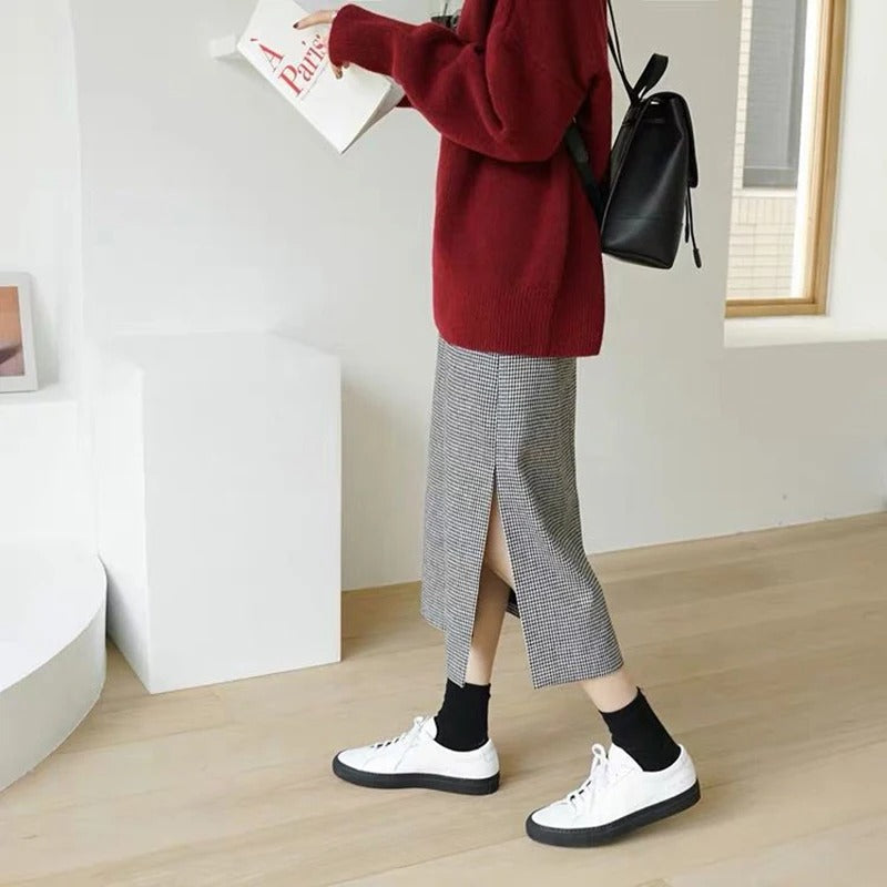 Roter Rollkragenpullover aus grobem Strick mit langen Ärmeln und hohen Bündchen