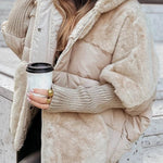 Beige Winterjacke mit Kunstfellkragen und gerippten Ärmelbündchen