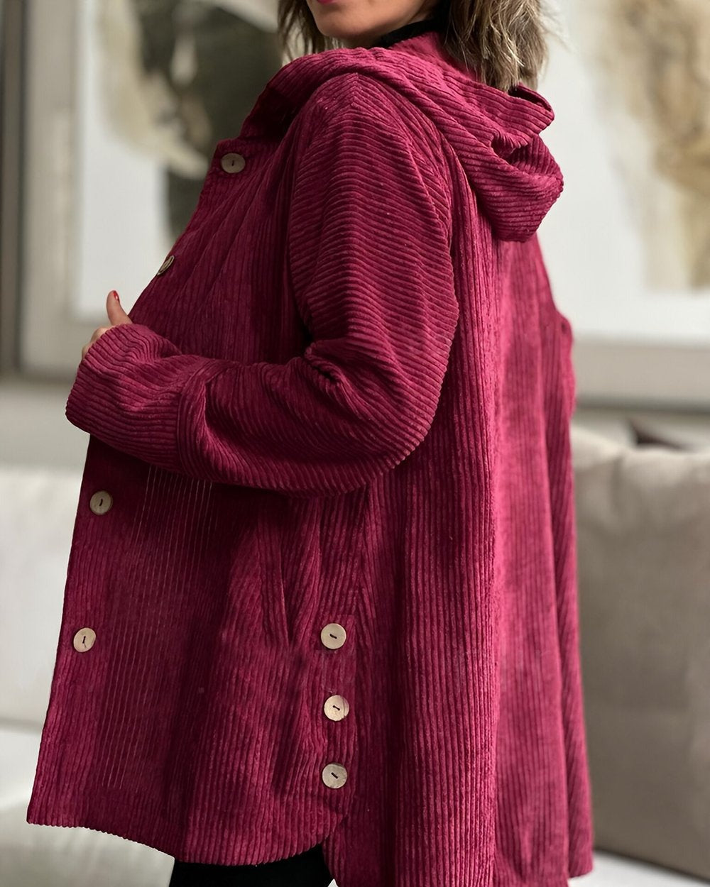 Cordjacke mit Kapuze in Bordeauxrot, seitlich offenes Design mit Knöpfen