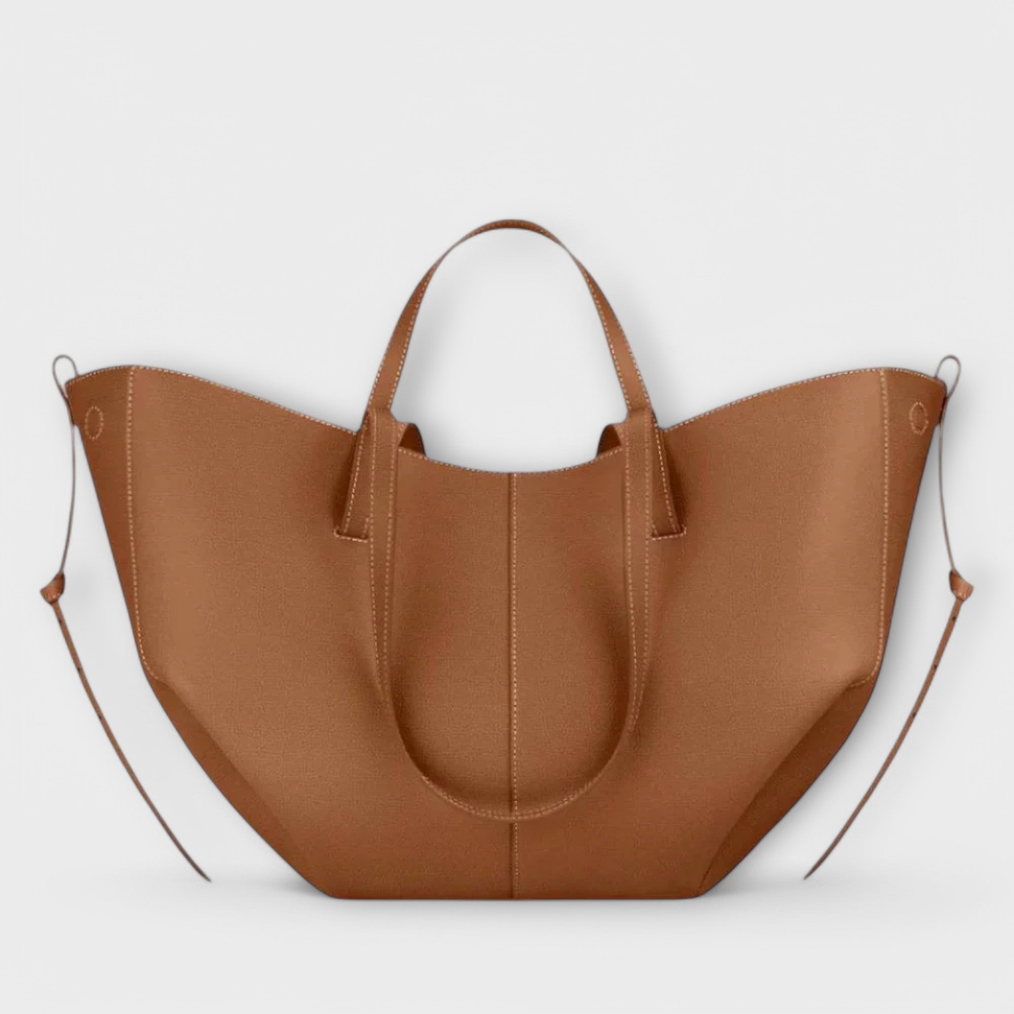 Handtasche in Hellbraun mit zwei oberen Griffen und seitlichen Ösen, großes Volumen.