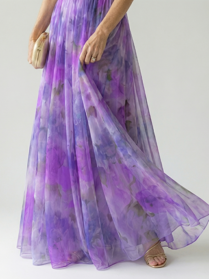 Isel Maxi-Wickelkleid Detail: violettes Farb- und Blütenmuster, weiter Chiffonrock
