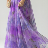 Isel Maxi-Wickelkleid Detail: violettes Farb- und Blütenmuster, weiter Chiffonrock