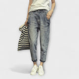 Jeanshose mit schmalem Bein, hellblauem Waschmuster und Umschlag am Saum