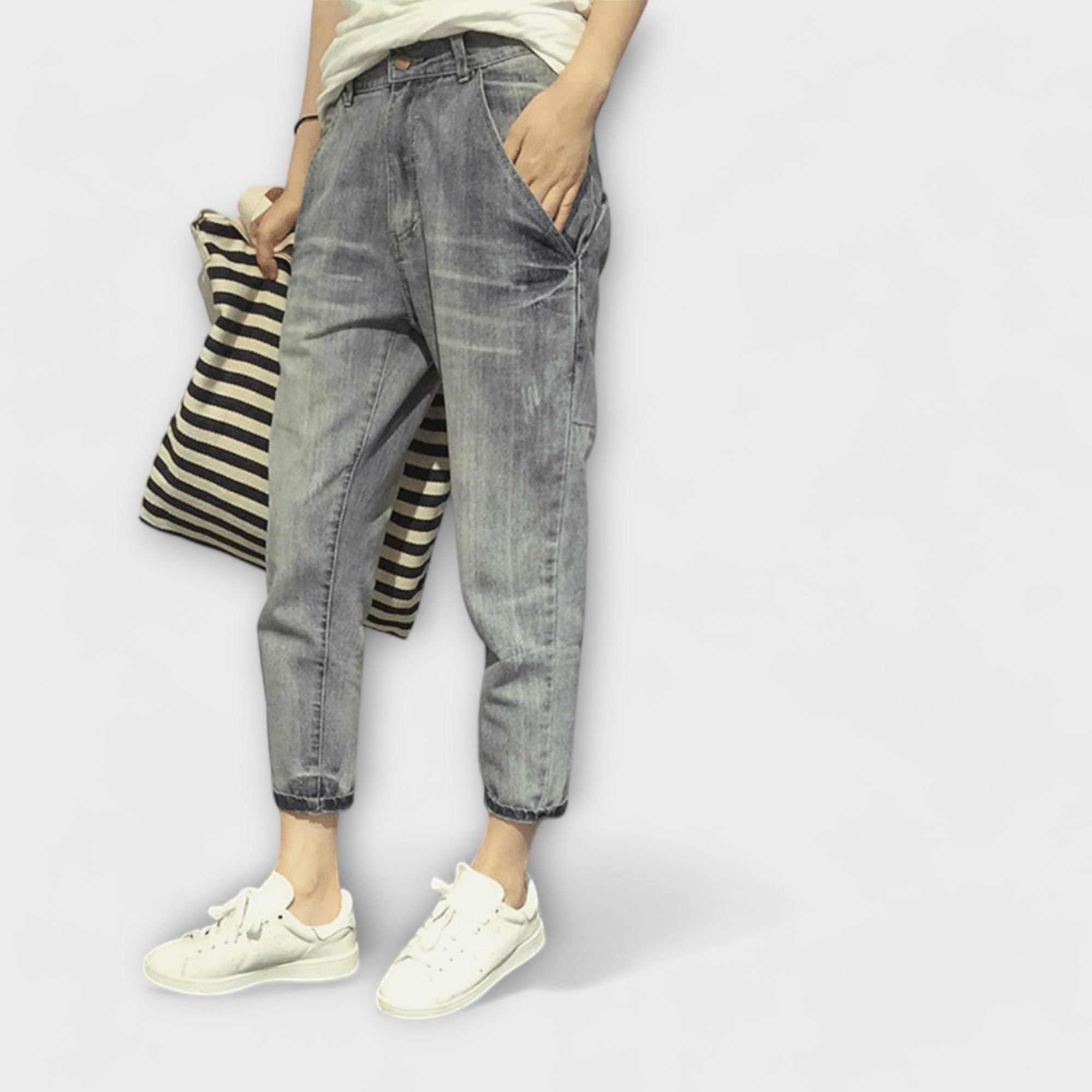 Jeanshose mit schmalem Bein, Used-Waschung, Knopf- und Reißverschluss vorn