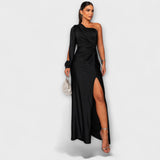 Schwarzes ein-Schulter Abendkleid mit geraffter Taille und hohem Beinschlitz