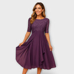 Violettes Kleid mit Rundhalsausschnitt, Spitzenmuster und drapiertem Glockenrock