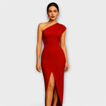 Asymmetrisches Abendkleid in Rot, One-Shoulder, tailliert, hoher Beinschlitz.