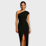 Asymmetrisches Abendkleid in Schwarz, One-Shoulder, tailliert, hoher Beinschlitz.